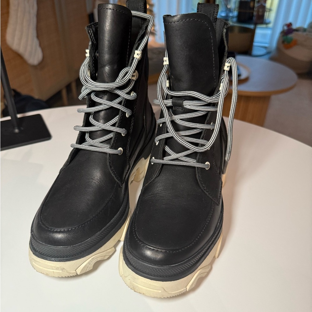 Like NEW! Sorel Black and Cream Combat Boots